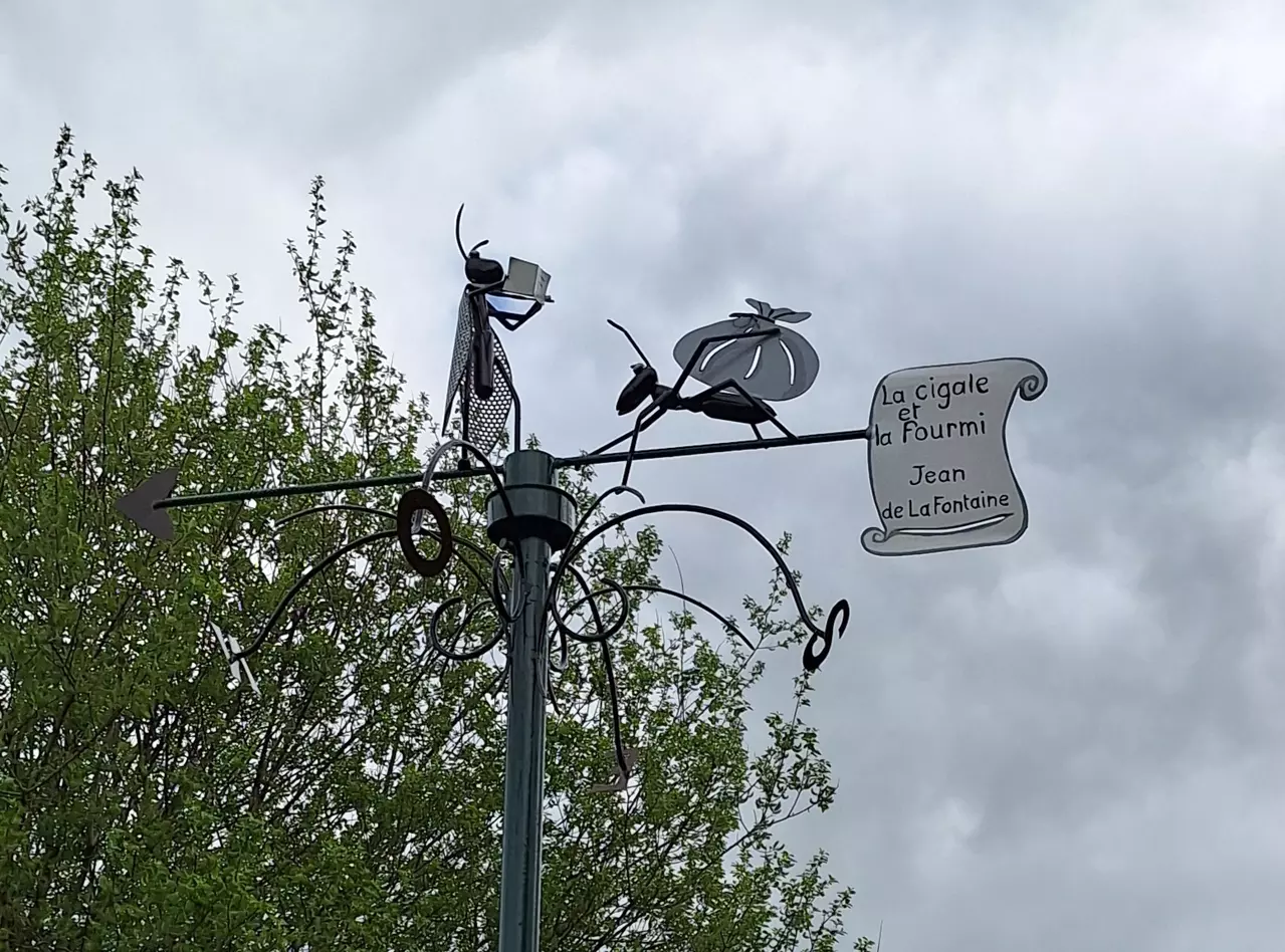 Girouette La Cigale et la Fourmis fabriquée par M. Christian BELIARD DE BEAUPRE, notre agent communal